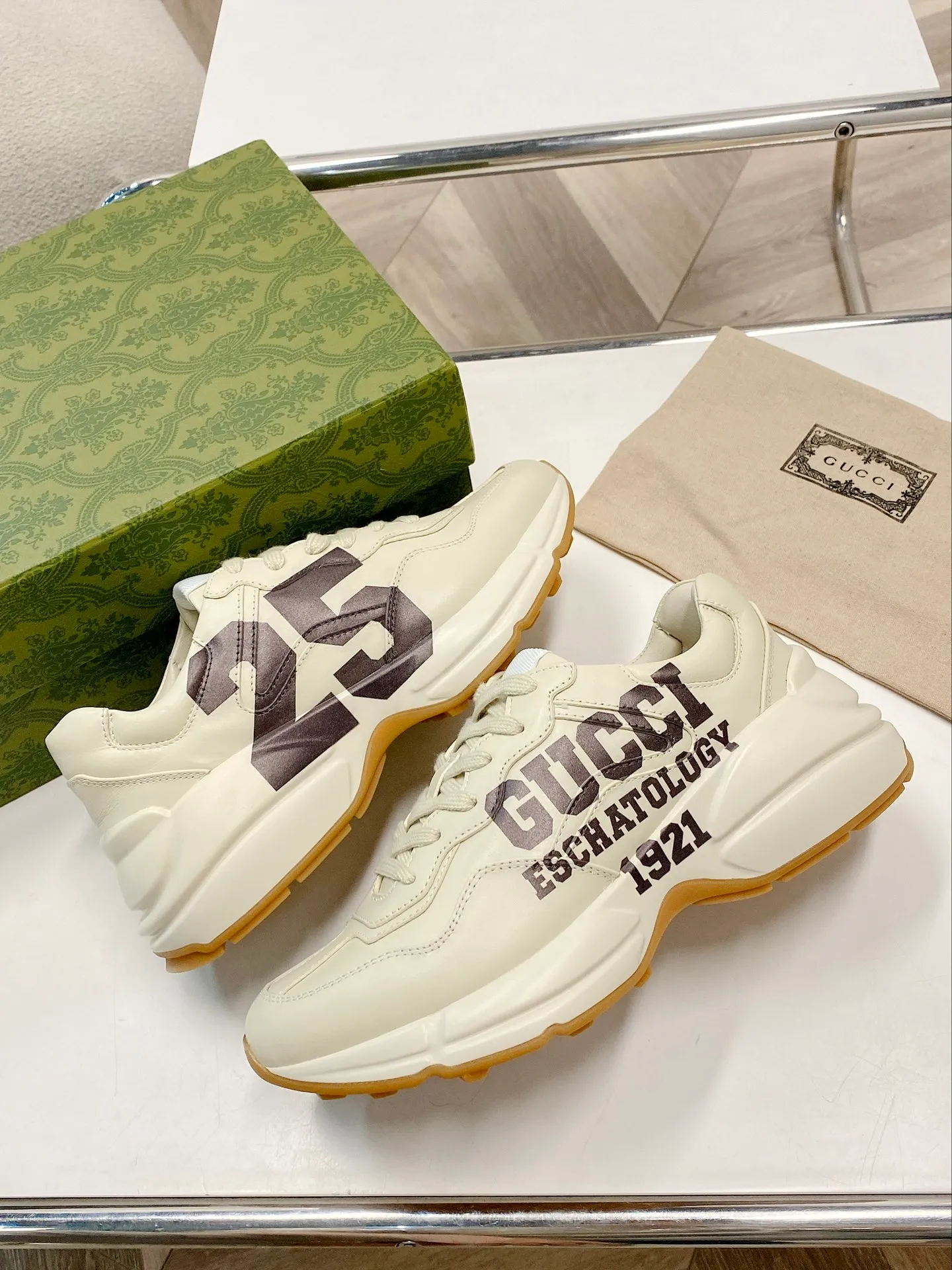 👟👟Ex-factory price 480, upgraded version 2022 Gucci Gucci top version couples' dad shoes series is new! 🖤 ⚠GG couple’s dad shoes have been popular in recent years; new colors are updated constantly; Gucci has updated new colors in 2022, and our home and counters have new ones at the same time. This classic dad shoe has celebrities and Internet celebrities Anchors and others are sure to plant grass and call ❤ Classic fashion style, distressed leather surface, 5D drawing printing; mixed surface splicing colors, etc... Original customization (off-white eco-friendly cowhide, first layer of cowhide inside), original outsole... Shiny colorful drawings embellish the sides of the shoe body, old color rubbing, package production technology, 1:1 creation / only to make the best shoes. Size: Women’s 35-45